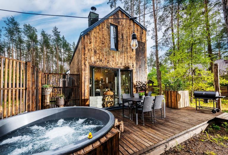Domek lubiana180 WABI SABI w lesie jacuzzi sauna kominek - drewno w cenie pobytu - nad jeziorem Kaszuby pieski tylko do 10kg za dodatkową opłatą - B&B Lubiana