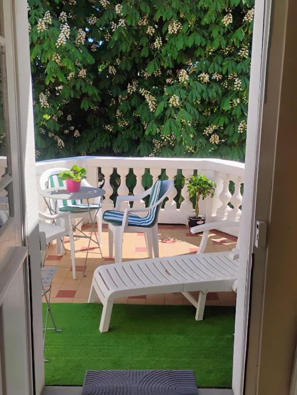 Gîte fleuri Le Marronnier, au calme, terrasse, parking et clim , entre Colmar-Riquewihr et Obernai - B&B Châtenois