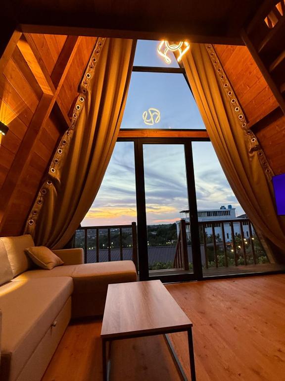 Azalea 1, Cozy Wooden Villa - Chambres d'hôtes Tirana