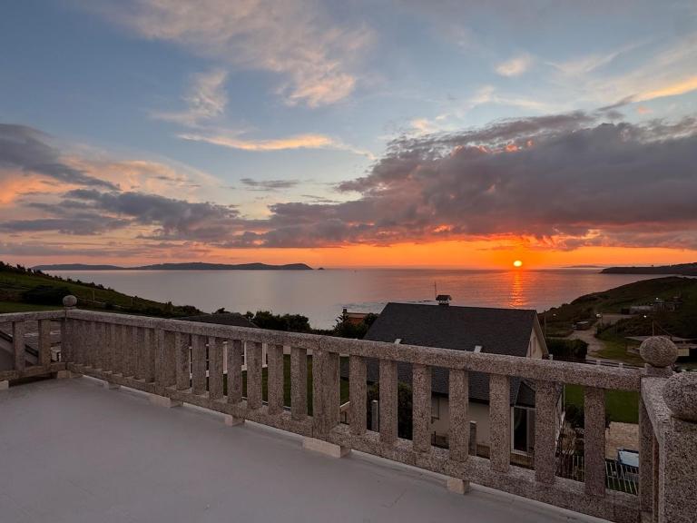Bascuas beach house with ocean views - B&B Ayós