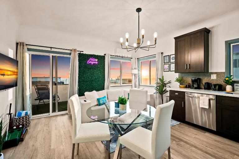 Newly Remodeled Cozy Beach Retreat Ocean Views - B&B Manhattan Beach