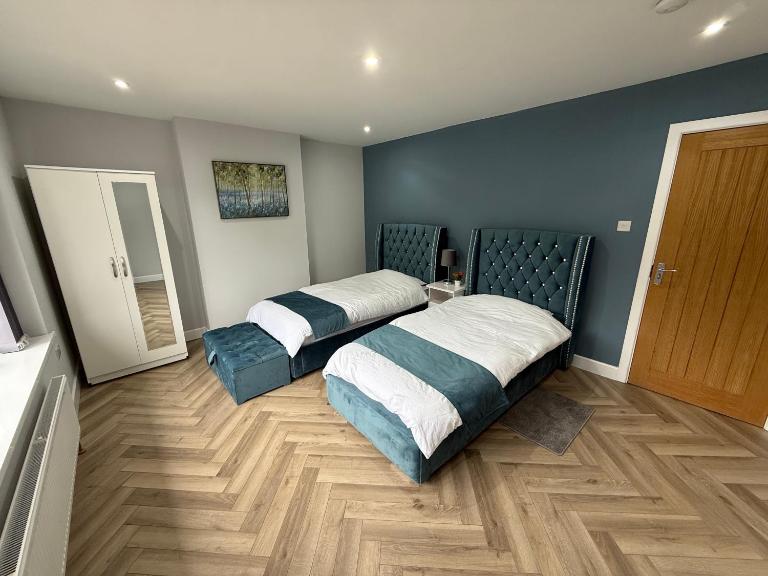 Luxurious 3 bedrooms flat near New Cross,Wolverhampton No Parties or events - Ferienwohnung Wednesfield