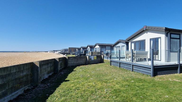 South Beach Lodge, Seafront Views - B&B Selsey