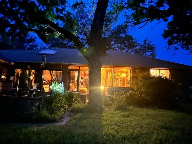 Private 5 star ranch duplex with million dollar view pet & smoking friendly - B&B Hamilton
