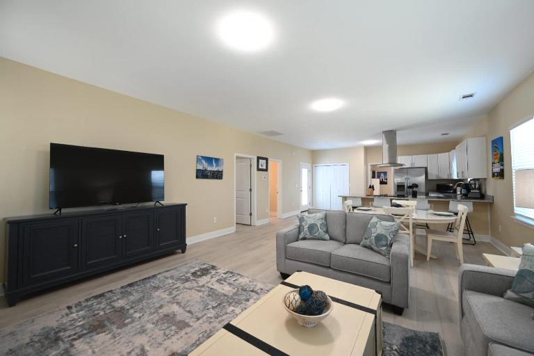 Cottage on 10th Cozy Retreat Near Downtown & Beach - Ferienwohnung Pensacola