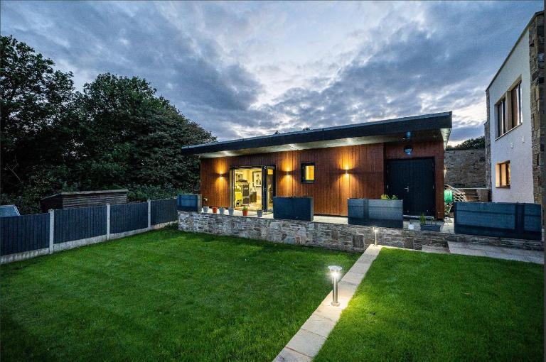 The Luxury Shed - B&B Huddersfield