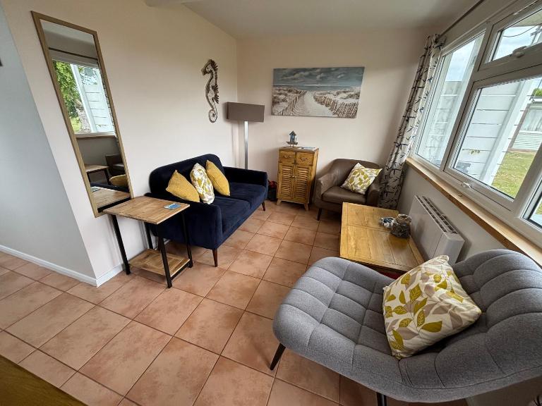 226, Two bed newly refurbished detached chalet on Sund0wner Holiday Park - Sleeps 4, pet friendly - bed linen, towels plus electricity all included - B&B Hemsby