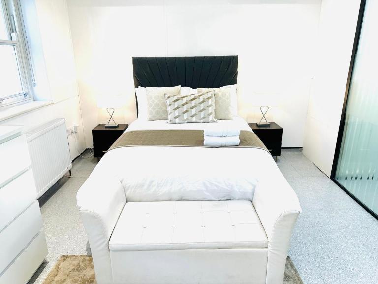 Westferry Two-Bedroom Deluxe Apartment - B&B London