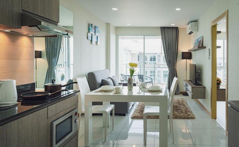 NEW amazing apartment by the beach with seaview - B&B Na Jomtien