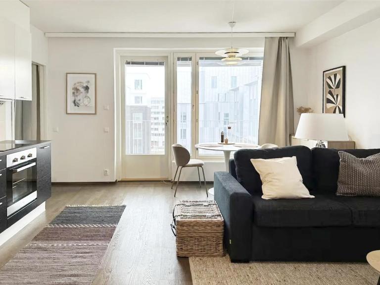 Penthouse with private sauna, large balcony, AC - Chambres d'hôtes Helsinki