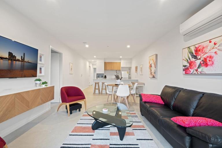 Stylish 2-Bed Townhouse with Balcony - Chambres d'hôtes Hall