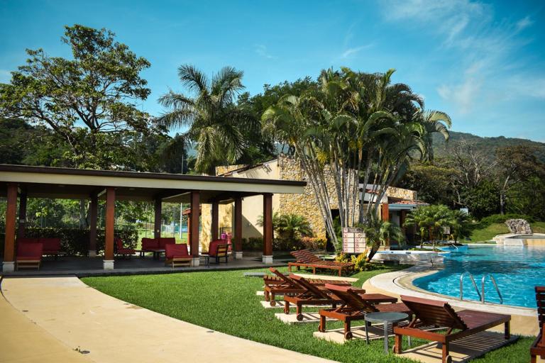 COSTA RICA, Apartamento en condominio Avalon Country Club,Santa Ana, terraza,balcon, restaurante, piscina, tenis,gimnasio - Chambres d'hôtes Santa Ana