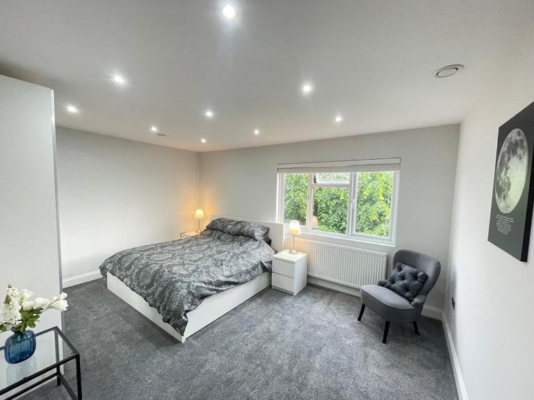 Newly built spacious 1 bedroom apartment - Ferienwohnung London