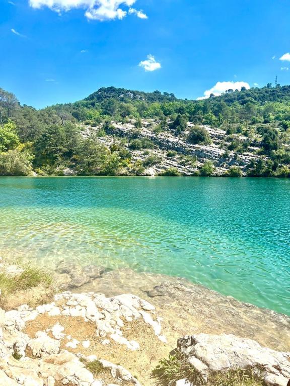 Beautiful studio terrace with Esparron lake view 4 people - B&B Esparron-de-Verdon