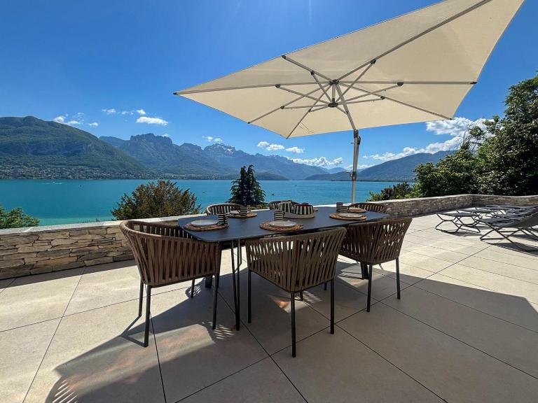 Appartement à 100mètres du lac avec terrasse privée - Vue panoramique sur le lac - B&B Sevrier