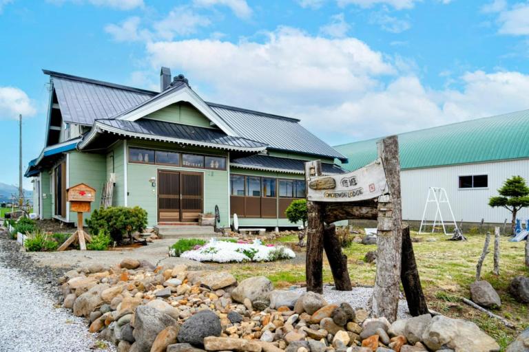 ラベンダー畑まで5分ー最大10人ーお餅つきー流しそうめんー花火ー五右衛門風呂ー心と身体が元気になる古民家民泊ーオモテナシロッジ悠遊 - B&B Naka-furano