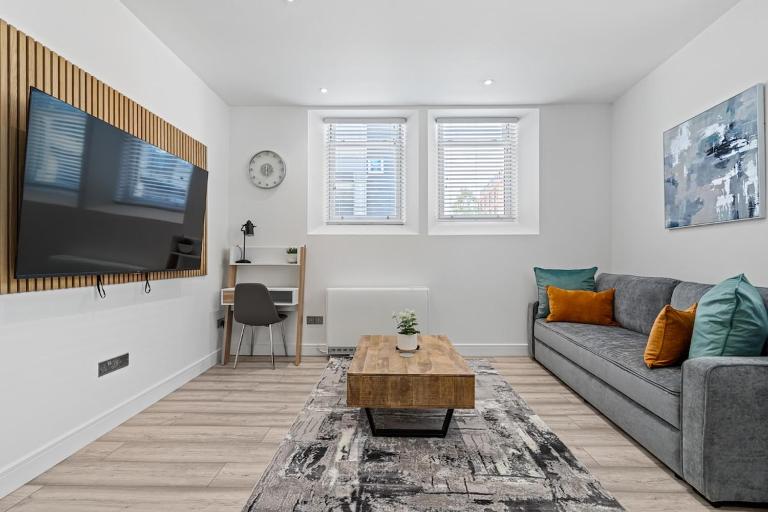 The Nook - 2 min from Station - Free Parking - Courtyard - B&B Swindon