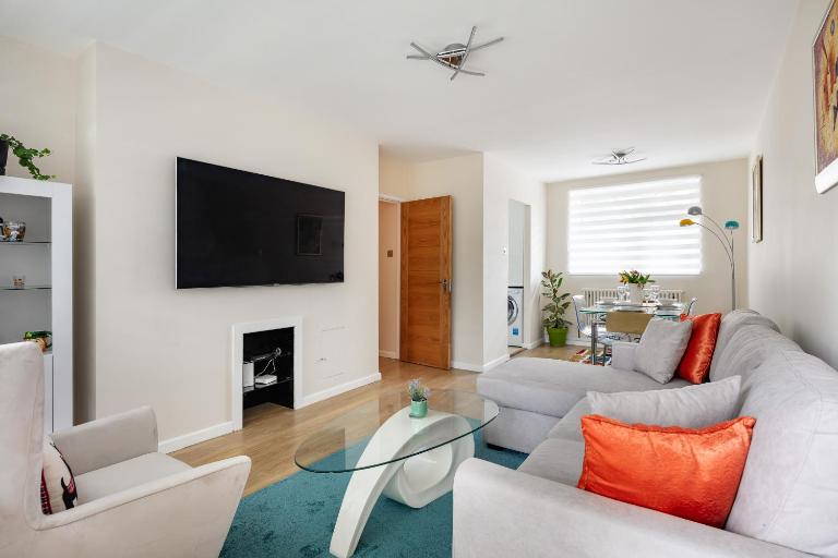 2Bdr Apt Steps to Battersea Park - B&B London