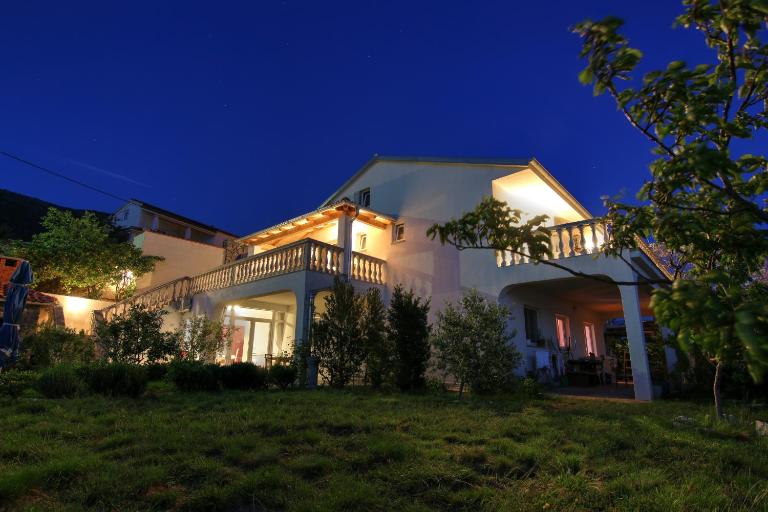 Apartments Tomas - Bed and Breakfast Senj