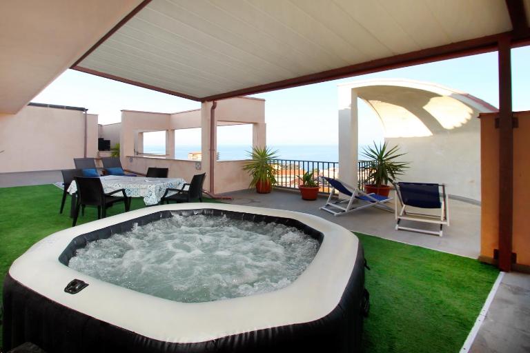 Attico vista mare con terrazza e spa riscaldata - B&B Santo Stefano di Camastra