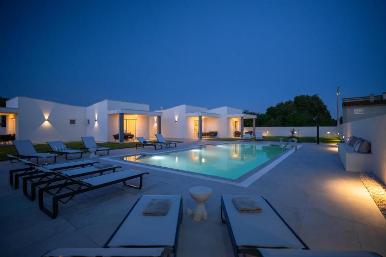 Venti apartments with swimming pool and private parking - B&B Kožino