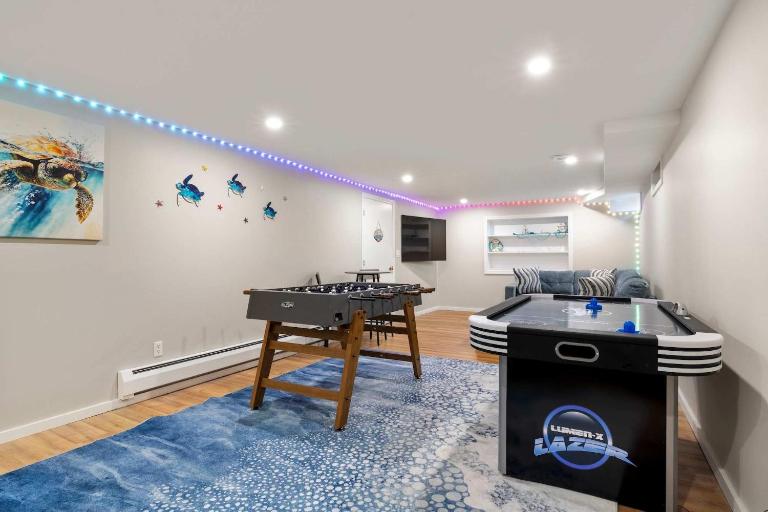 Incredible Family Escape Game Room Waterfront - B&B Barnstable