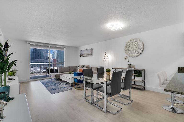 Elegant 1 BR Retreat in Brickell With Free Parking - Bed and Breakfast Miami