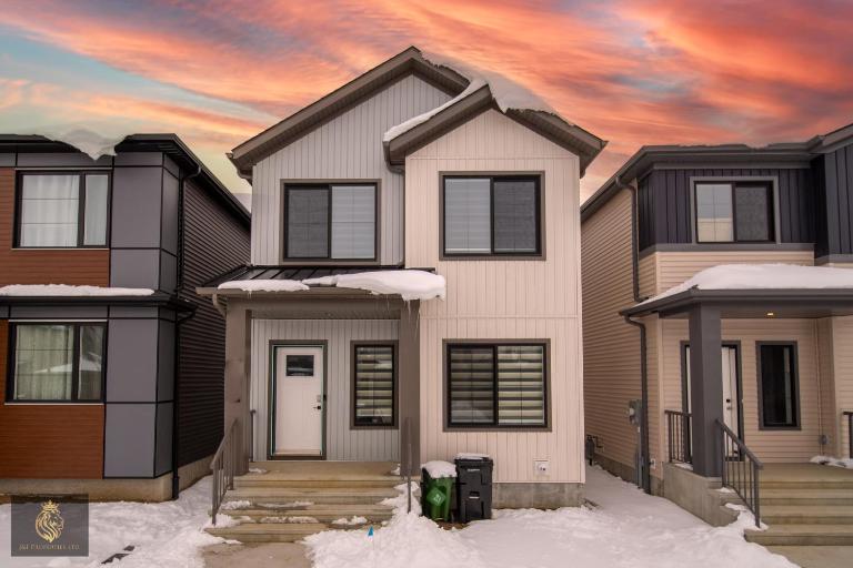 FreshModernWEMGarageKingBed - Bed and Breakfast Edmonton