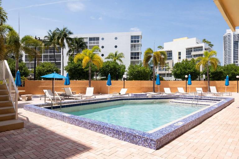 Tiny Tower Treasure - Sleeps 5 & Soaks Sun - B&B Sunny Isles Beach