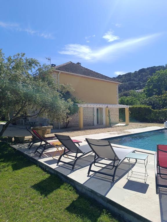 Villa Chantebise, calme et élégance avec piscine privée - B&B Tresques