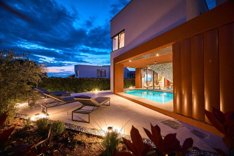 Villa Seconda - Private Pool and Modern Vibe near Poreč - Bed and Breakfast Mugeba