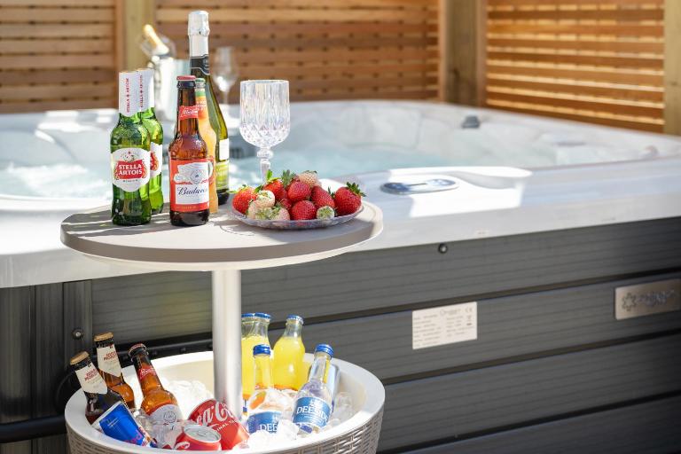 Hot Tub - Garden Oasis - Stylish Stay - B&B Perth