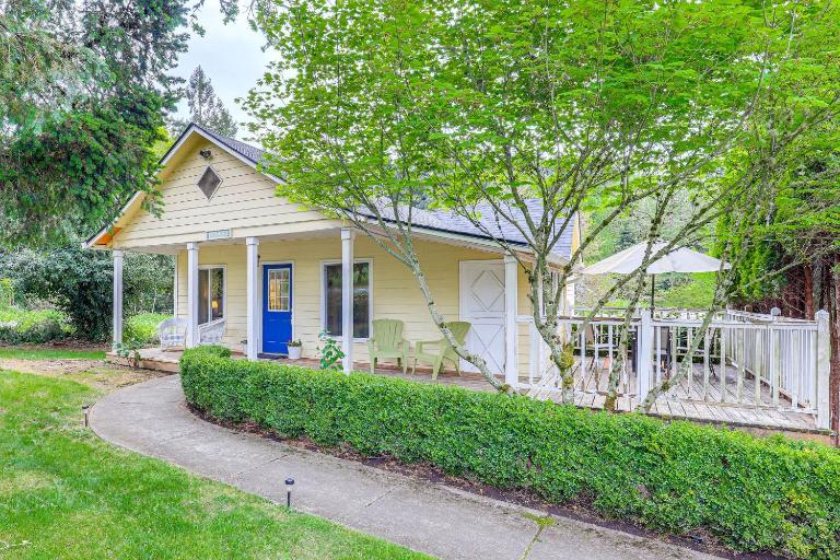8 Mi to Columbia River Gorge: Cottage w/ Deck! - Chambres d'hôtes Gresham
