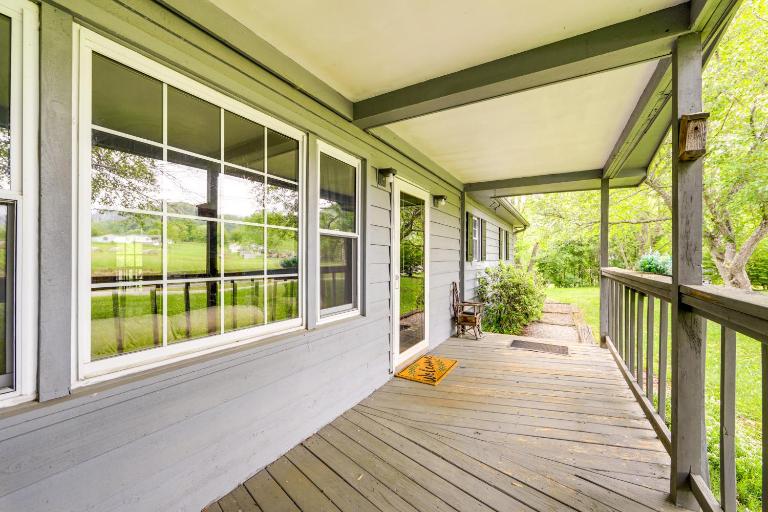 5 Mi to Lake Junaluska: Mtn Haven w/ Deck! - B&B Waynesville