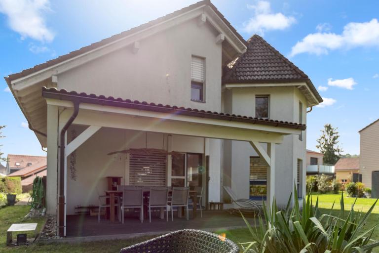 Villa architecte lumineuse avec jardin privé - B&B Domdidier