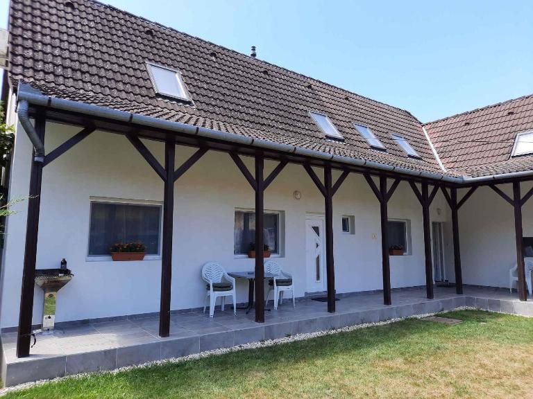 Apartment in Balatonboglar 38010 - Chambres d'hôtes Balatonboglár