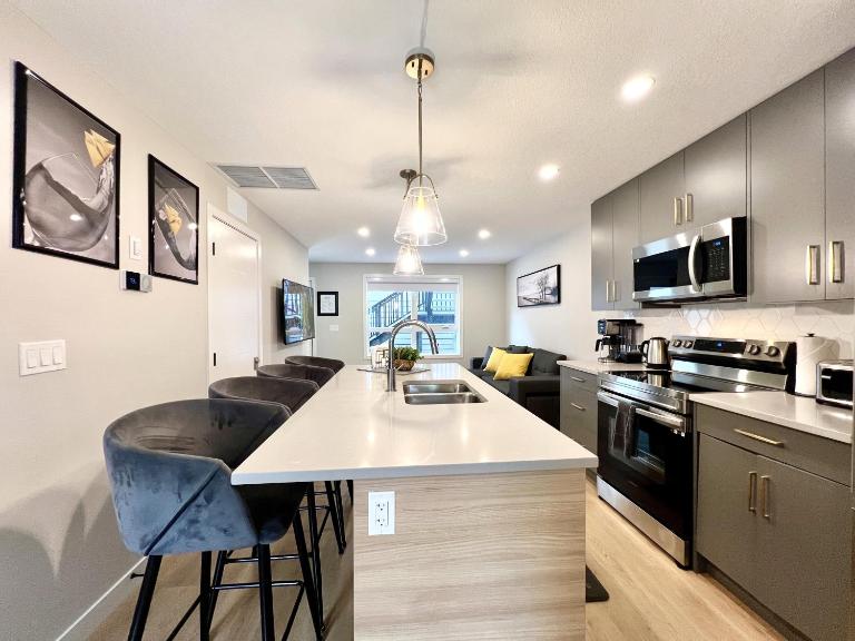 Brand New 2BR Condo with Outdoor Swimming Pool and Hot Tub License No Res -10612 - B&B Canmore