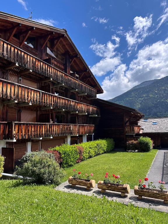 3 Bed Apartment with Private Terrace, Communal Pool, Mont Blanc Views - Bed and Breakfast Saint-Gervais-les-Bains