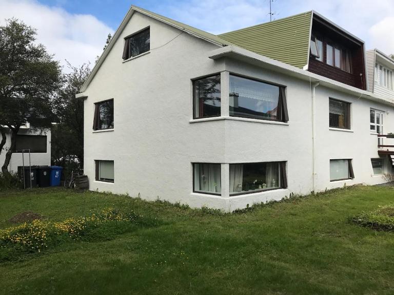 Charming 2 bedroom apartment with free parking - B&B Reikiavik