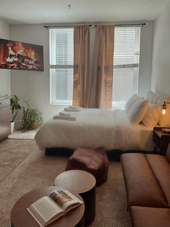 Elegant Suite at Marina-Venice Beach with Pool, Jacuzzi, GYM by Holisticā Retreats - B&B Los Angeles