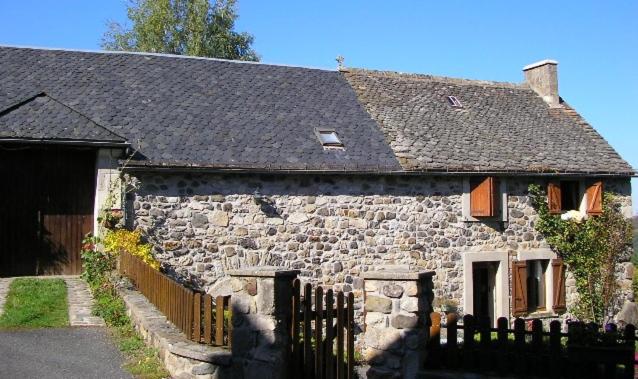maison auvergnate individuelle à Menet - Bed and Breakfast Menet