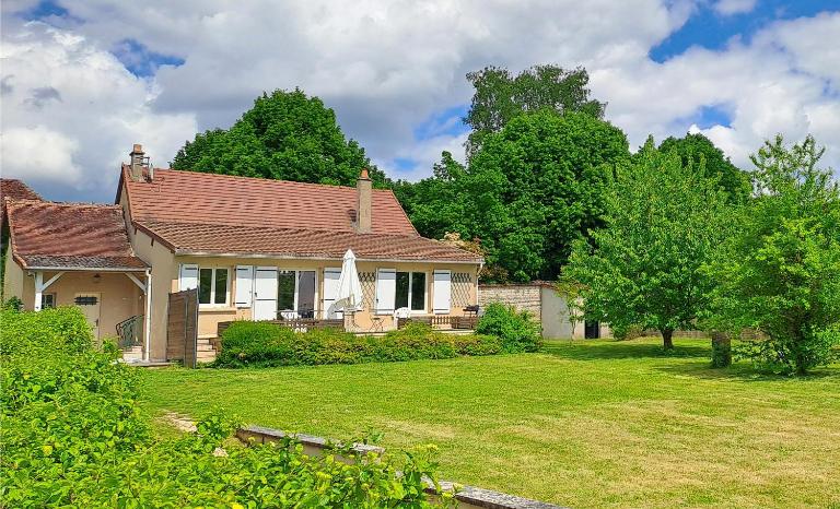 La Maison et son jardin sur le Canal de Bourgogne - B&B Ravières