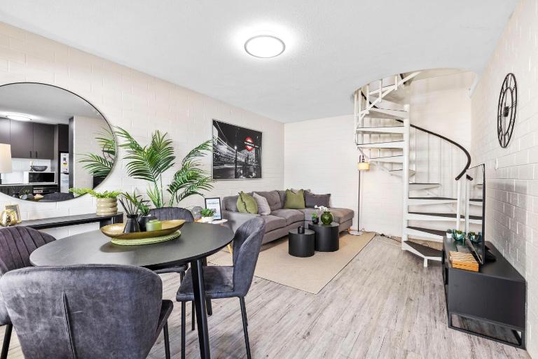 Trendy townhouse on lakes edge with lush parks - Bed and Breakfast Perth