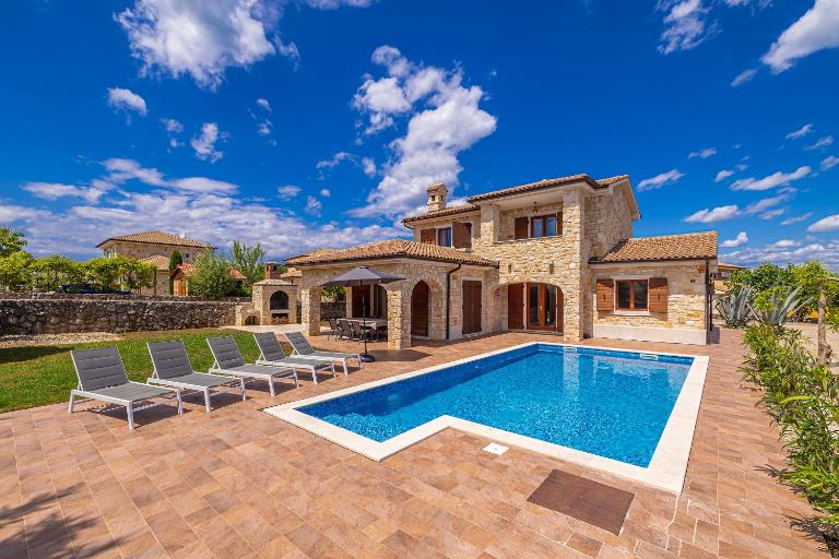 Holiday house CASA DI BRONZO with private pool - B&B Vrh