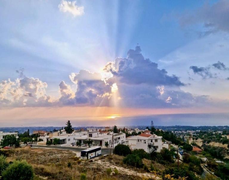 Panoramic Views in Peaceful Tala - Bed and Breakfast Tála