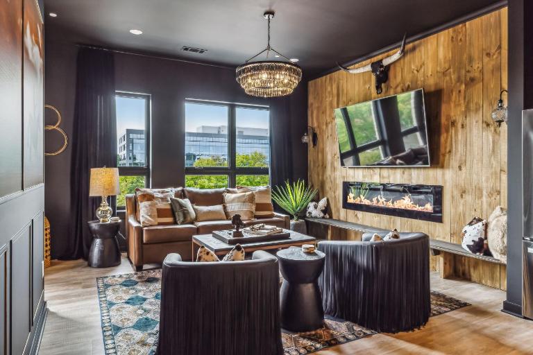 Let Er Buck on Music Row, Mins to Broadway with Pool, Gym, Balcony - B&B Nashville