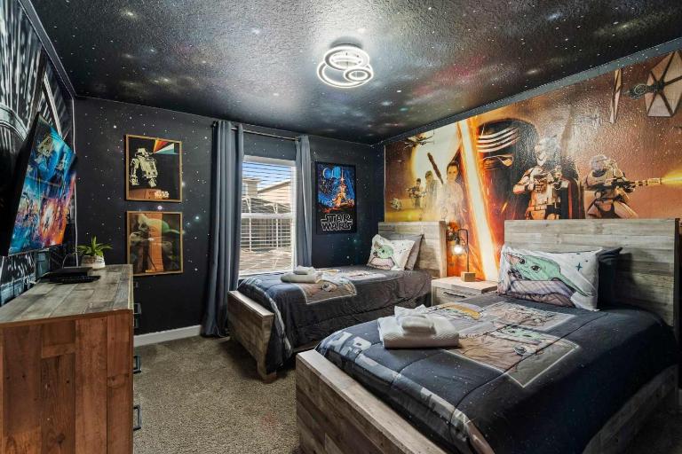 Chic 4BR Home with Mickey & Star Wars Rooms - B&B Kissimmee