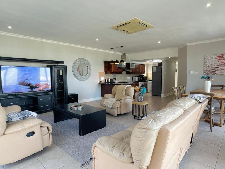 Accommodation front - Modern Beach Retreat 6 Sleeper - B&B Durban