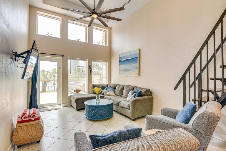 Walk to Beach: Pool-View Condo in Galveston! - Bed and Breakfast Galveston