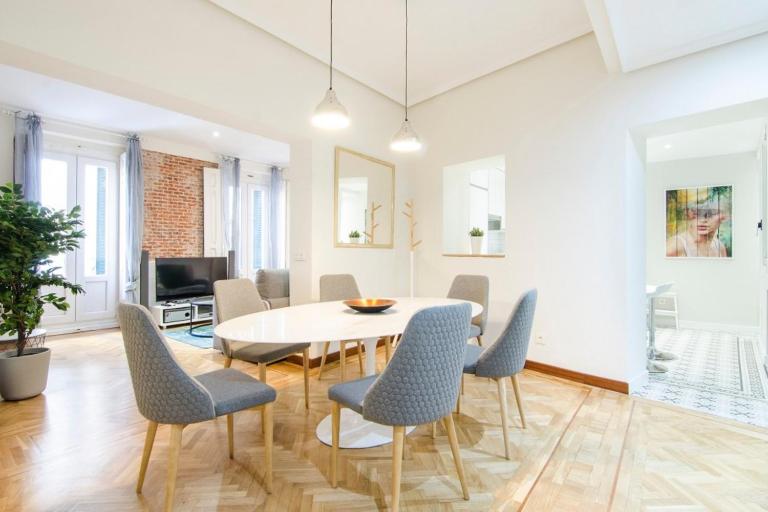Refurbished spacious 2BD 2BTH - Malasaña - Chambres d'hôtes Madrid